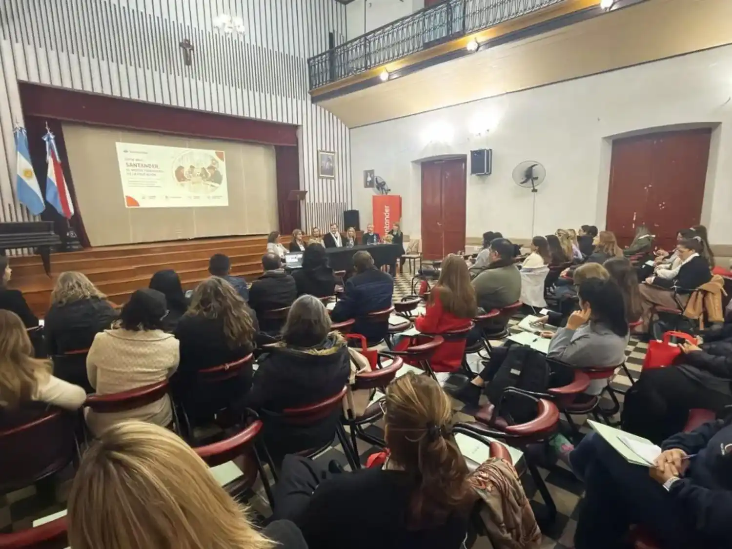 Cien directivos cursarán una formación universitaria becada a partir de una alianza estratégica