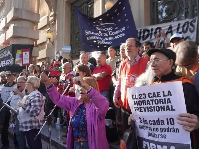 Jubilados y organizaciones sociales marcharon en la Plaza San Martín