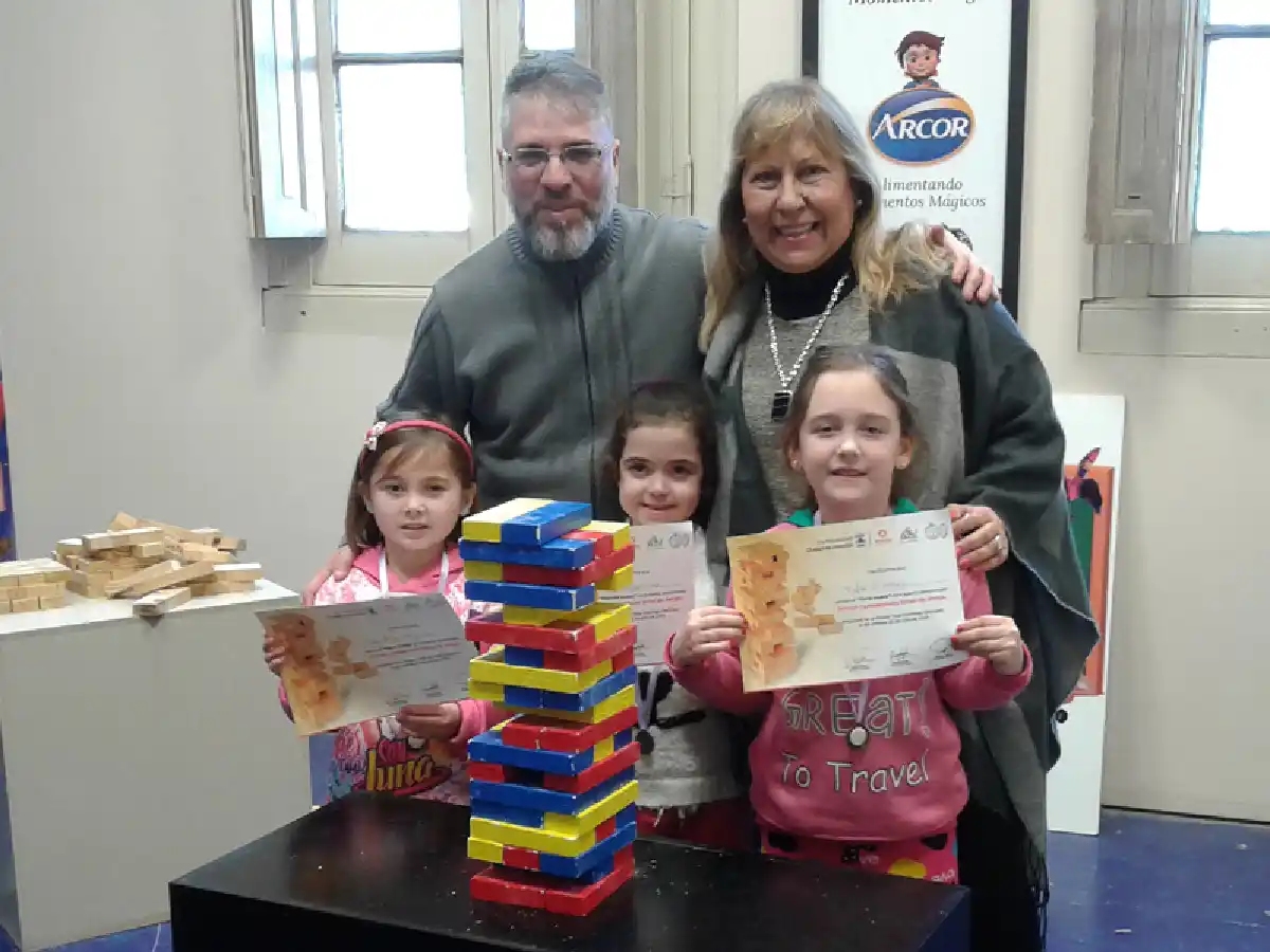 De la mesa al museo: los chicos de Arroyito jugaron y aprendieron con el jenga  