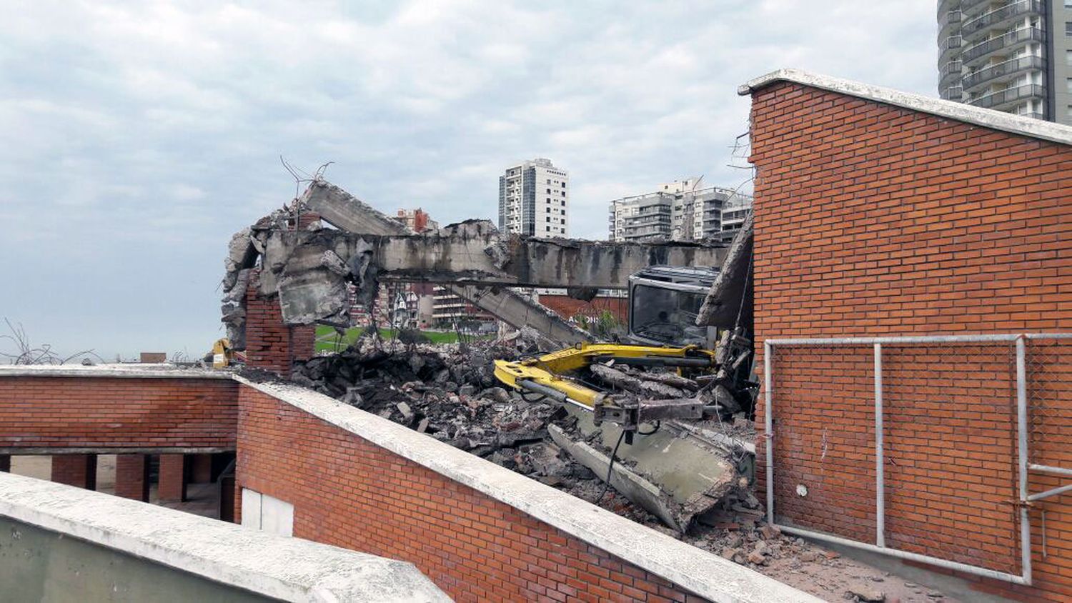 Una retroexcavadora volcó cuando trabajaba en el balneario Alfonsina