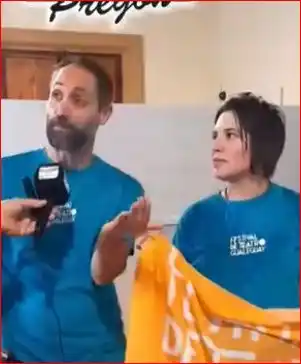 La caravana del IV Festival Internacional de Teatro puso música y color a la noche lluviosa