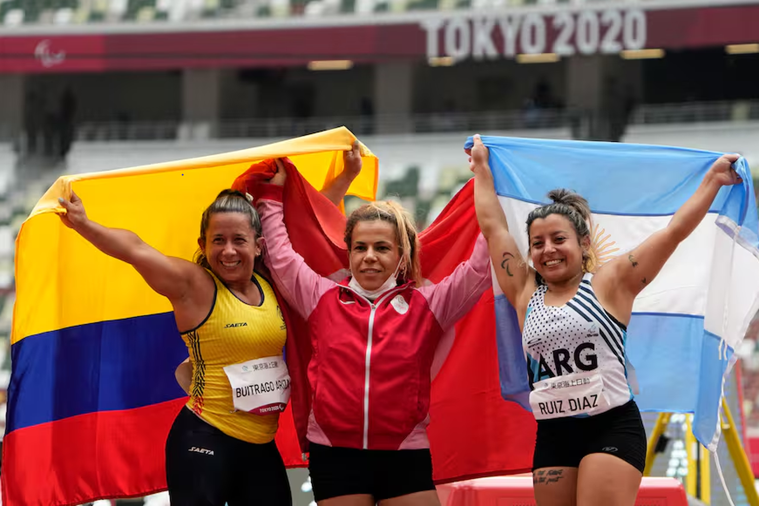 Ruíz Díaz junto a Buitrago y Tlili, dos de sus grandes rivales, en lo que fue el podio en Tokio 2020+1.