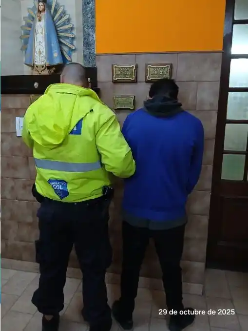 El detenido fue puesto a disposición de la Justicia por el delito de “Robo”.