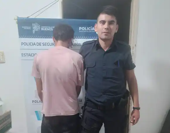 Un masculino en estado de ebriedad insultó a transeúntes y personal policial
