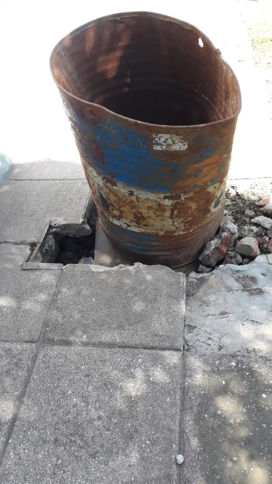 Reclaman por una vereda en mal estado