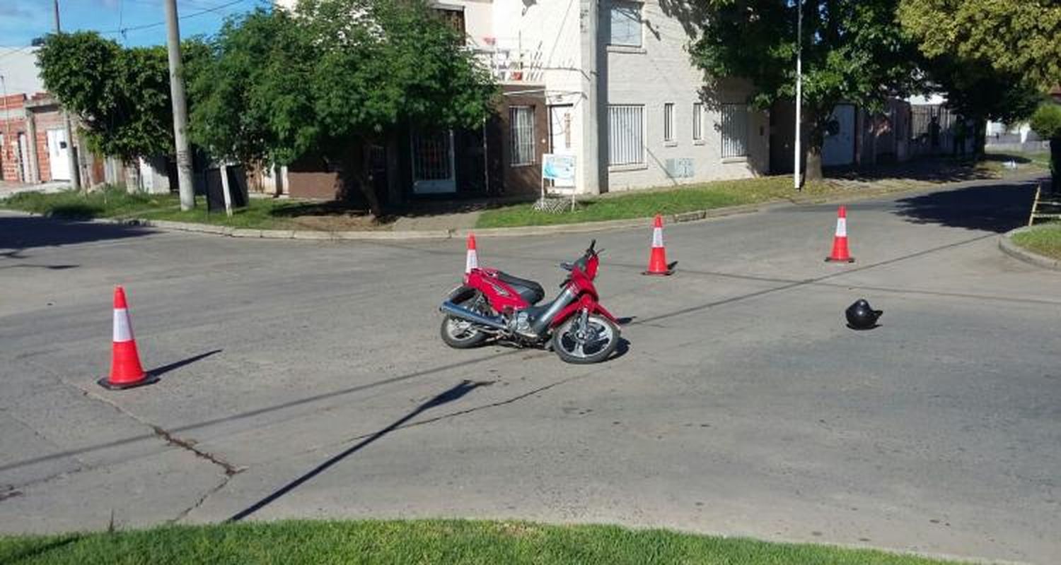 Chocó a una moto y se dio a la fuga