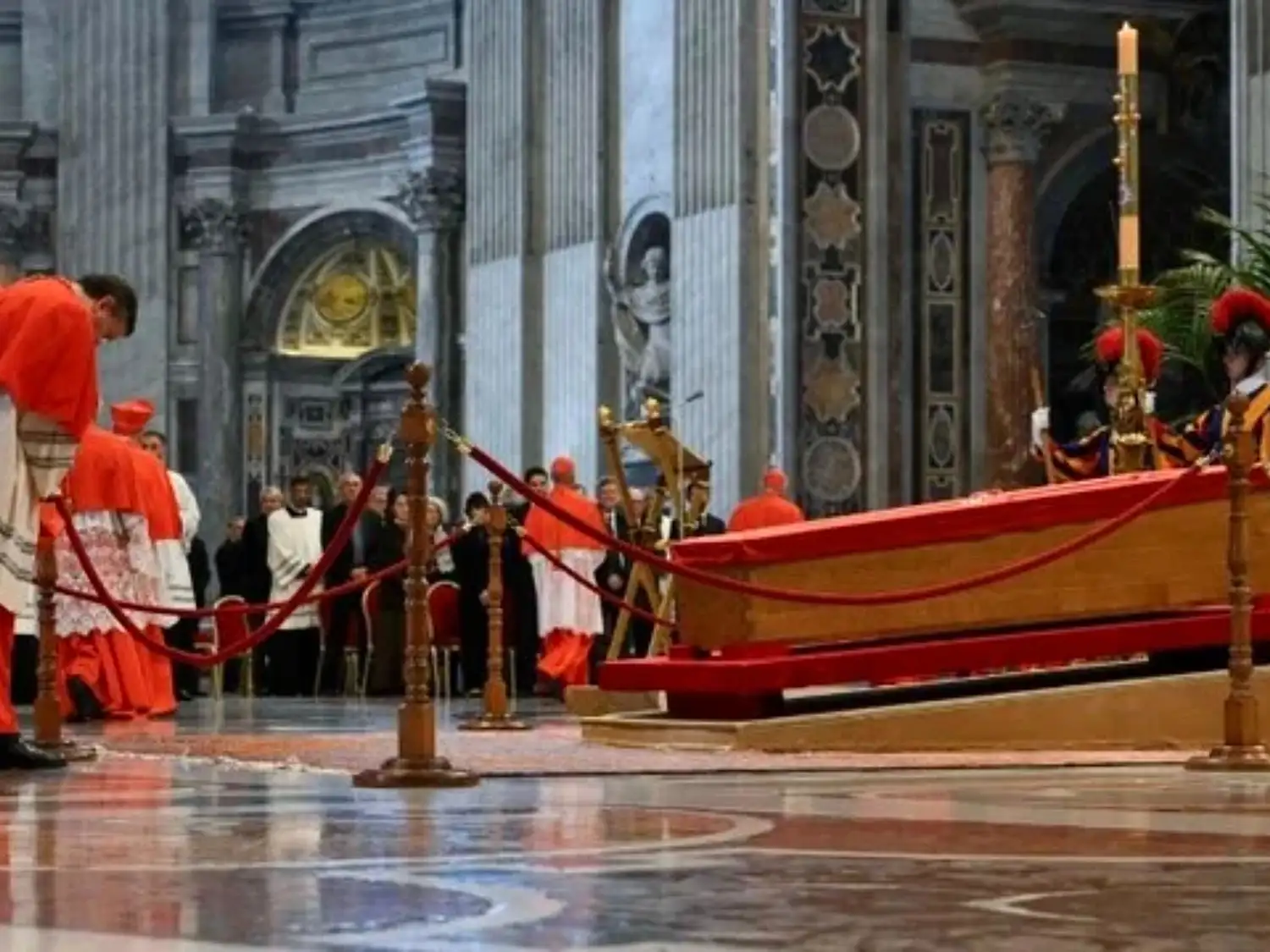 Los restos del Sumo Pontífice fueron trasladados a la basílica de San Pedro, donde permanecerán durante tres días.