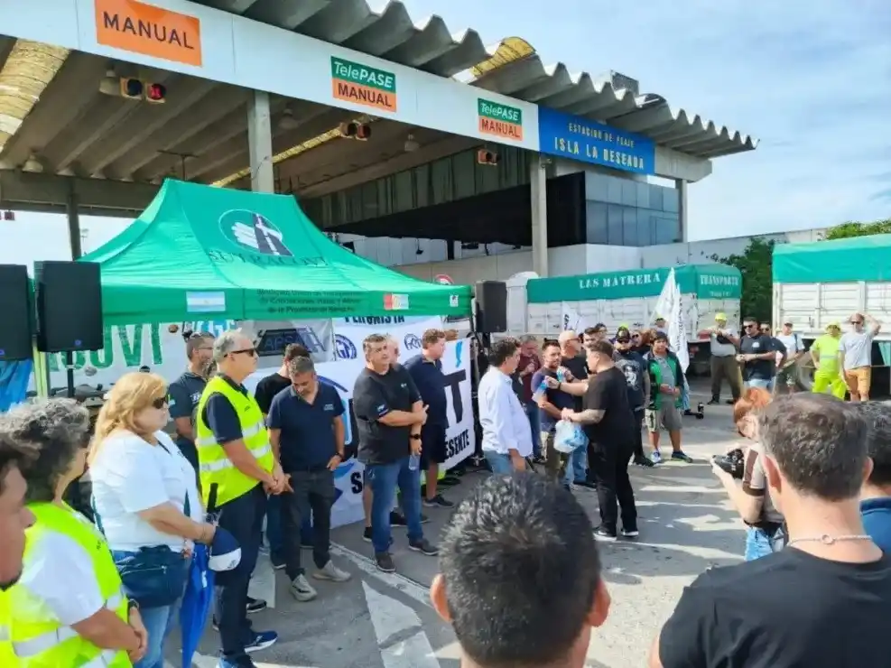 Trabajadores viales en alerta: temen despidos masivos y caos en el Puente Rosario-Victoria