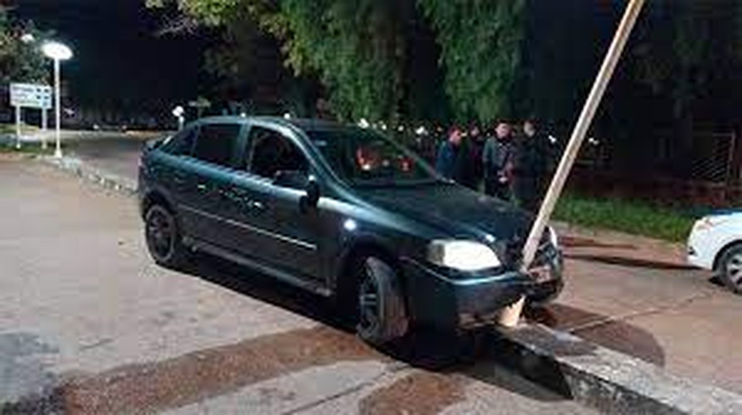 Miró el celular y terminó impactando el auto contra un poste de luz