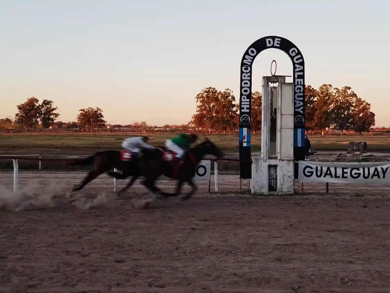 Gran jornada hípica en Gualeguay: 13 carreras y un hipódromo colmado