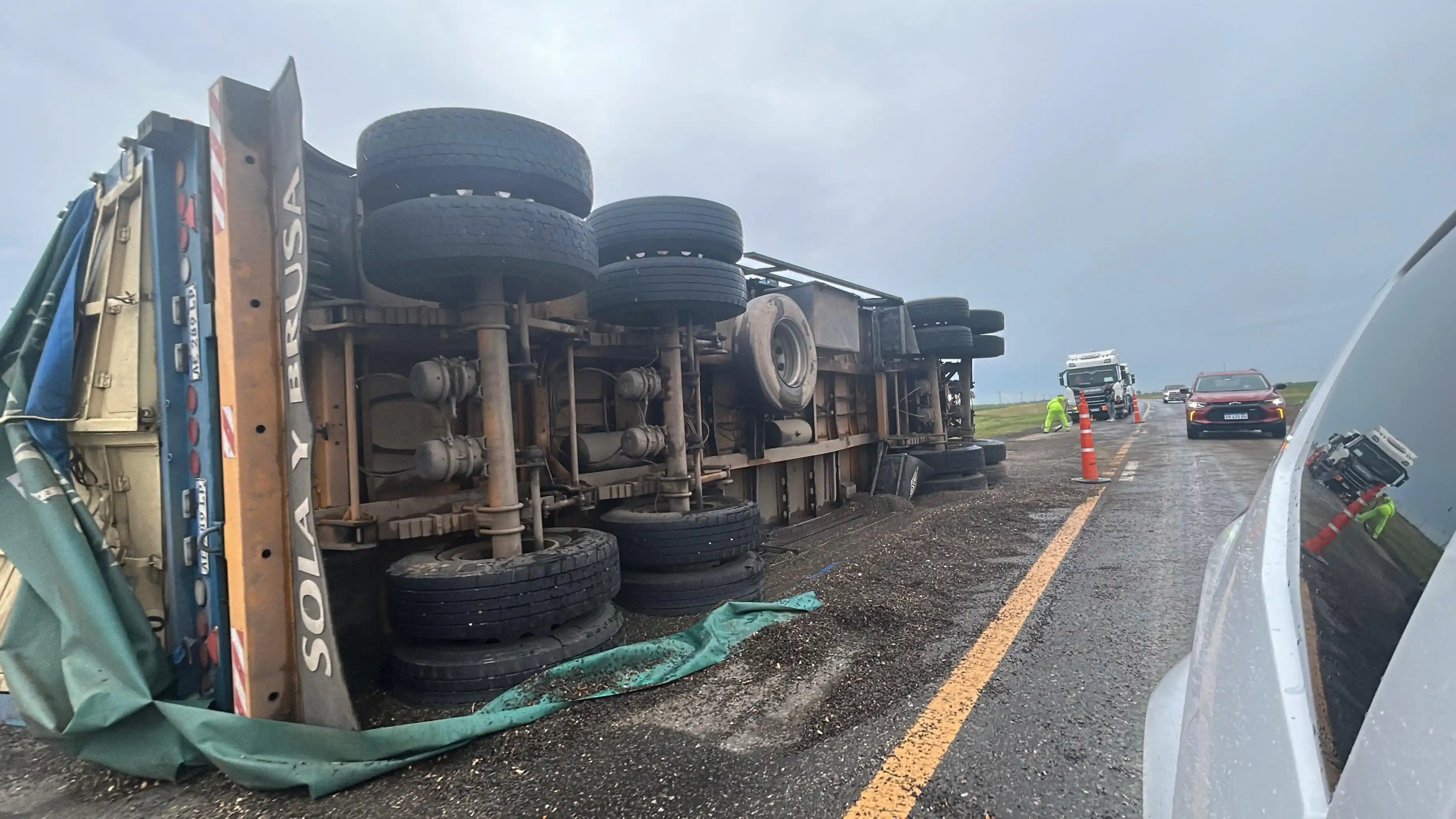 Vuelco y corte de tránsito en Ruta Nacional 34: un camión con acoplado quedó cruzado sobre la calzada