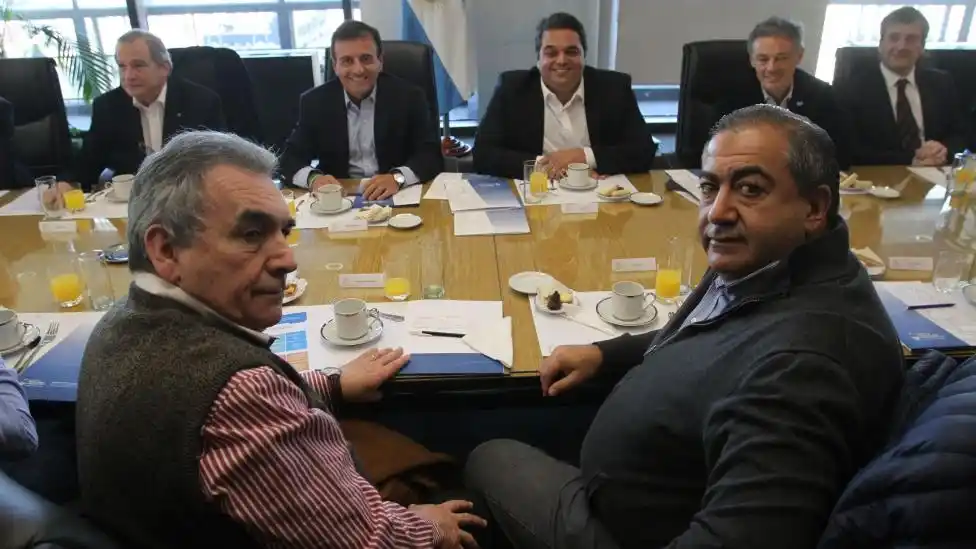 El Gobierno se reúne con la CGT para desactivar el paro general