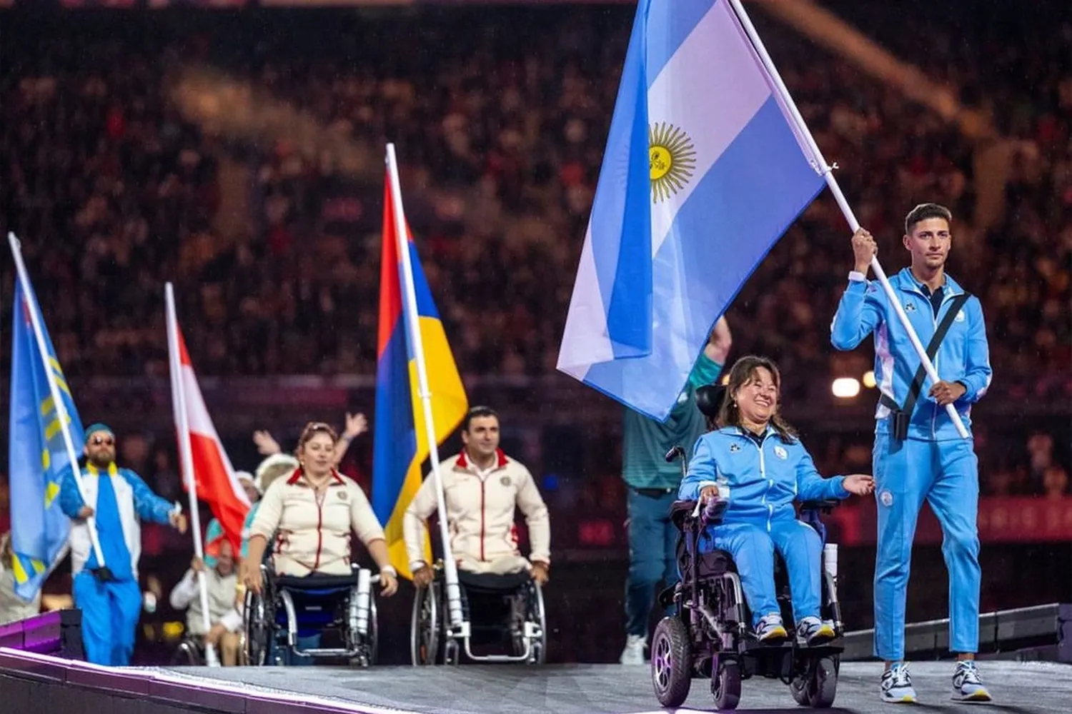 Stefanía Ferrando desfiló como abanderada en la ceremonia de clausura