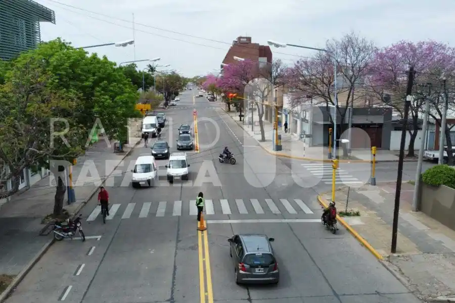 Durante los días lunes y martes, los equipos técnicos del área de Ingeniería de Tránsito y de Protección Vial y Comunitaria de la Municipalidad de Rafaela, continuaron recorriendo avenida Santa Fe, a fin de evaluar el sincronismo de la semaforización de dicha arteria.