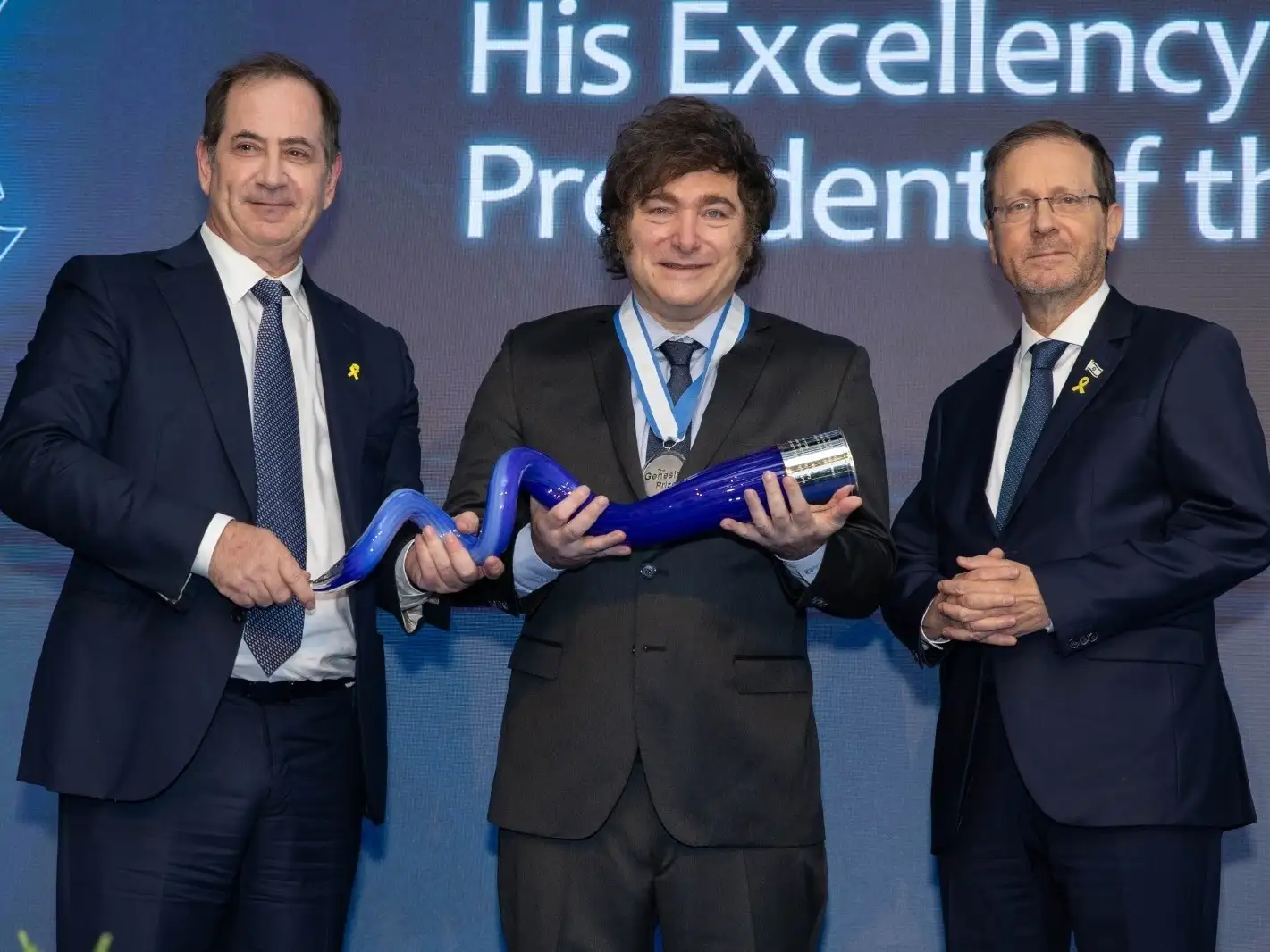 Emocionado. Milei junto a Polovets y Herzog tras recibir el shofar de cristal. Genesis Prize.