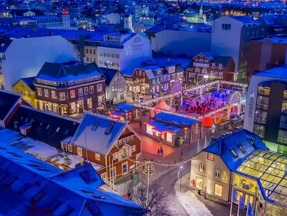 Del pueblo de Papá Noel a la Isla de Pascua: cinco destinos exóticos para vivir una Navidad distinta