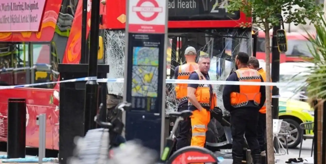 Un autobús rojo de la línea 24 se subió repentinamente a la acera