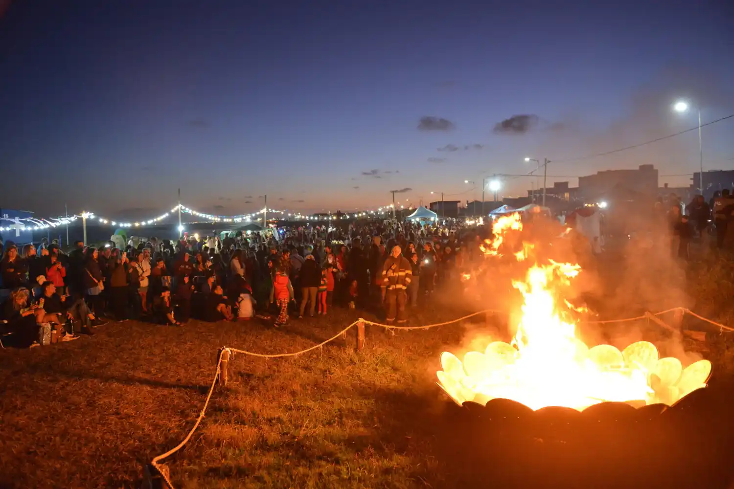 Cientos de personas disfrutaron de la fiesta que contó con el ritual del encendido del fogón, en un espacio de encuentro entre paisajes, música, artistas, gastronomía, artesanos y patrimonio local.