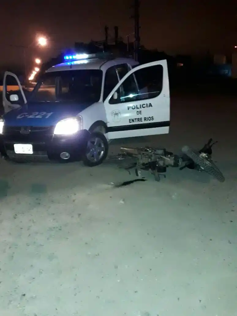 Un adolescente de 16 años que huía de la policía, chocó