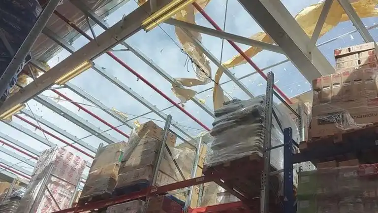 Comodoro Rivadavia: se voló el techo de un supermercado y evacuaron el lugar de urgencia