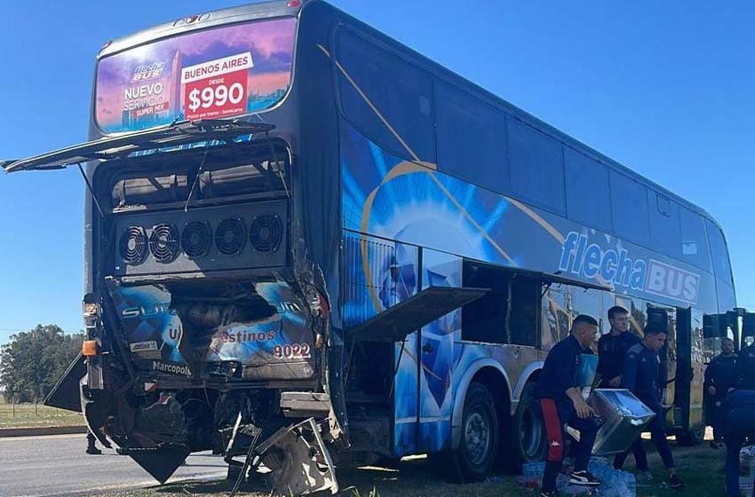 El micro que trasladaba al plantel de Unión se accidentó en Santa Fe y hay ocho heridos