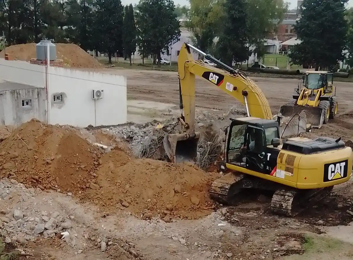 Demolieron un edificio en desuso para poder avanzar con la obra de la nueva Planta Potabilizadora
