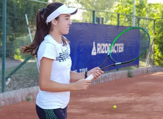 Doble victoria para tenistas menores en torneo en Dolores