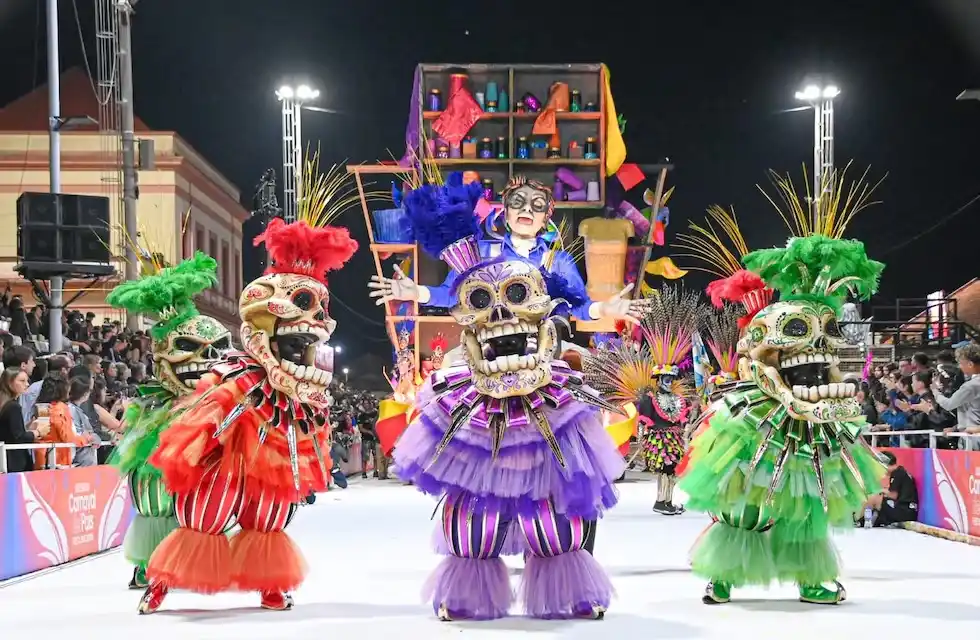 Verano en Gualeguaychú: una multitud llegó para vivir el inicio del Carnaval del País