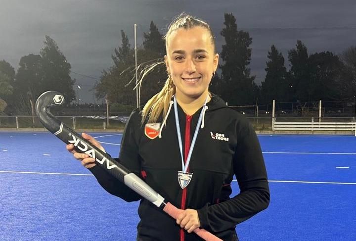 Justina Villén con la medalla de subcampeona en el Argentino Ascenso "A".