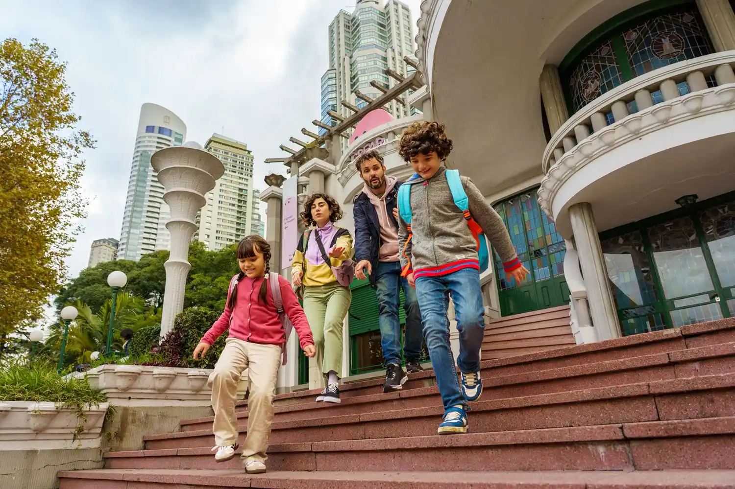 Salir a descubrir la Ciudad: una familia recorre Buenos Aires con mochila, energía y planes para todos los gustos en estas vacaciones de invierno.