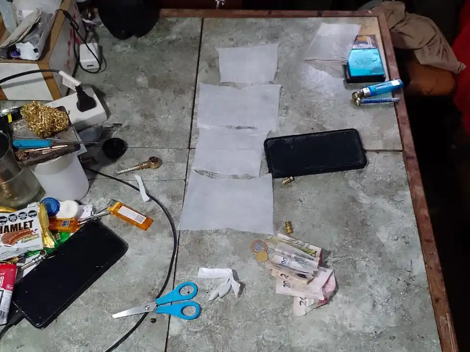 Parte del material incautado tras el allanamiento.