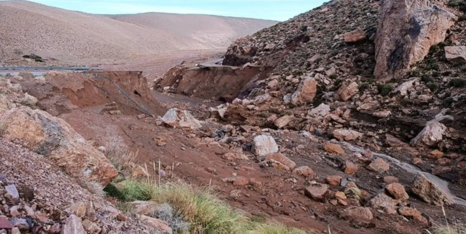 La crecida de un río provocó que se desmorone un puente