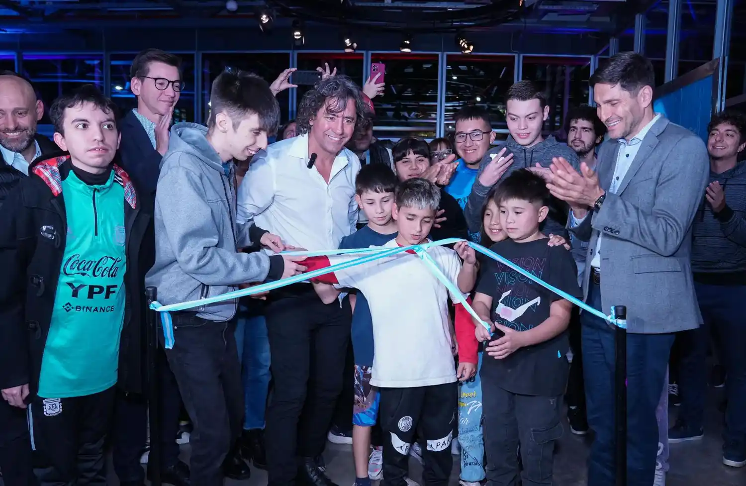 El gobernador participó de la inauguración de la muestra “Instantáneas de gloria”, del fotógrafo Gustavo Ortiz. Foto: GSF