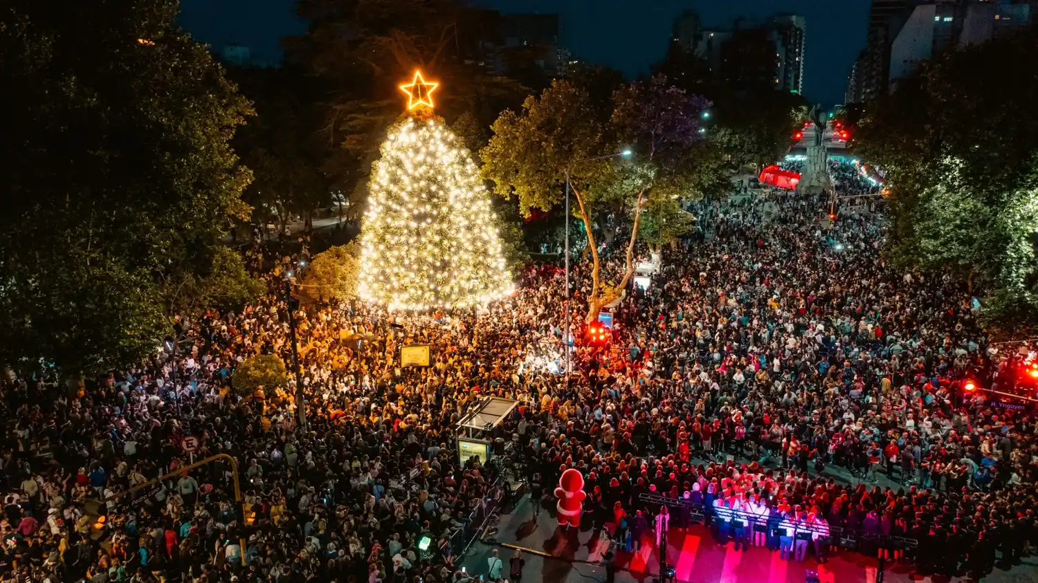 Ante una multitud, encendieron el Árbol Navideño en Plaza San Martín