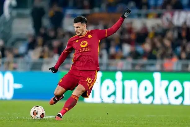 Roma, con Paredes, goleó y se clasificó