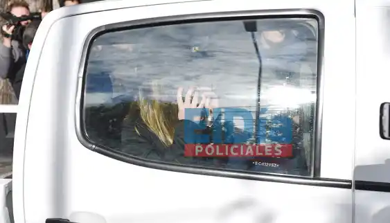 Entre custodia policial, periodistas e insultos, Nahir Galaza dejó los Tribunales