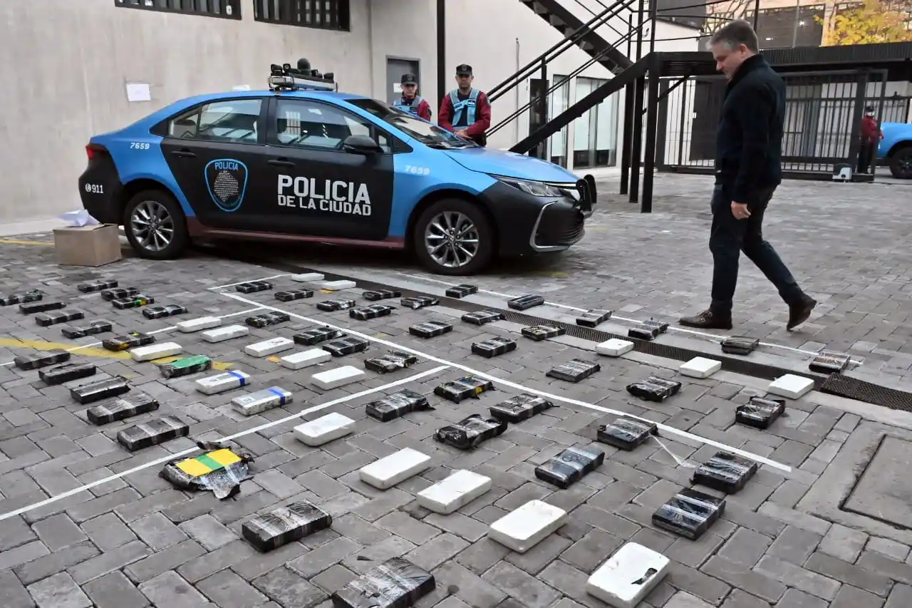 En un doble fondo del camión había cien kilos de cocaína.