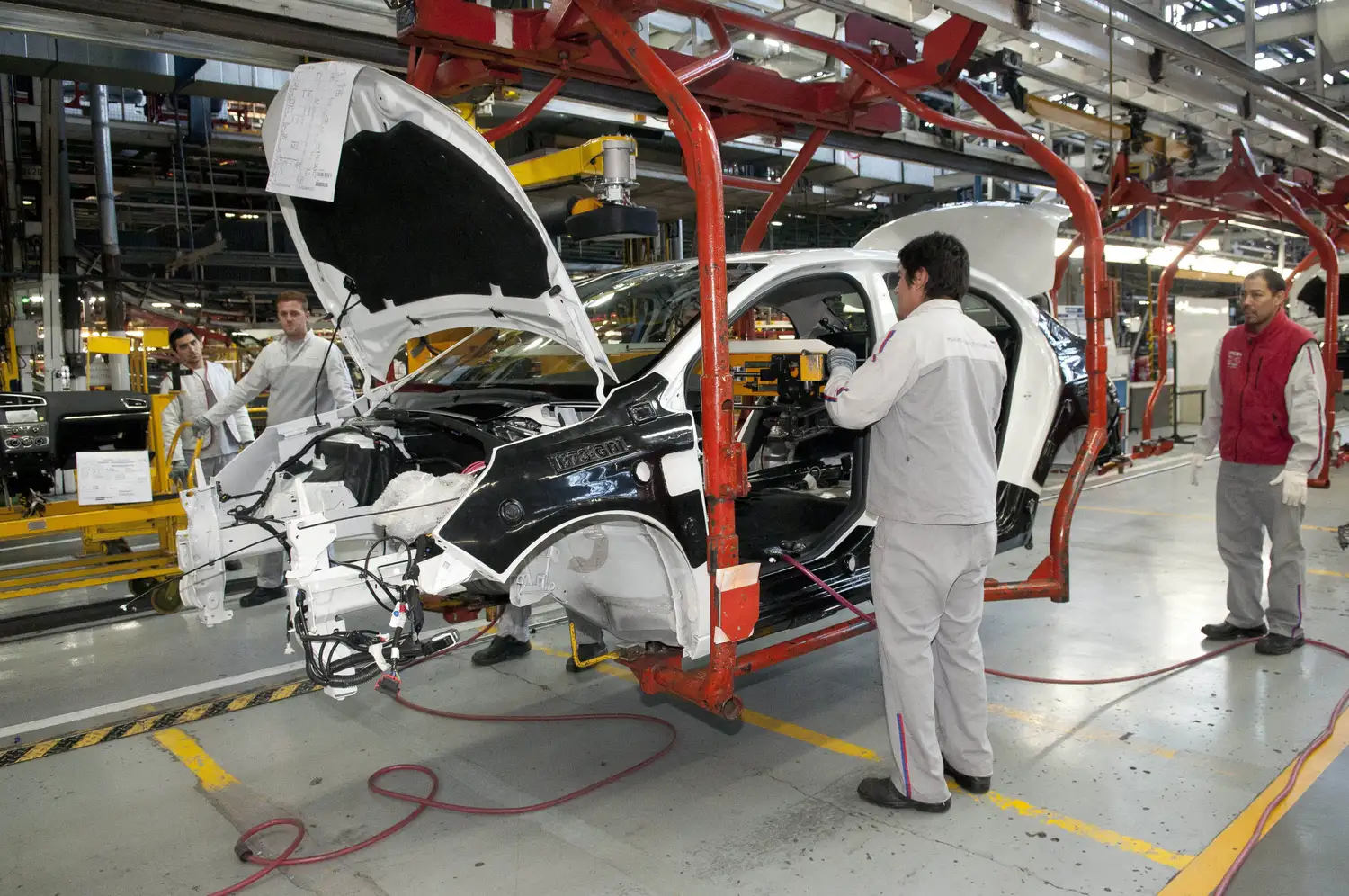 La producción de vehículos mejoró en marzo, según Adefa.