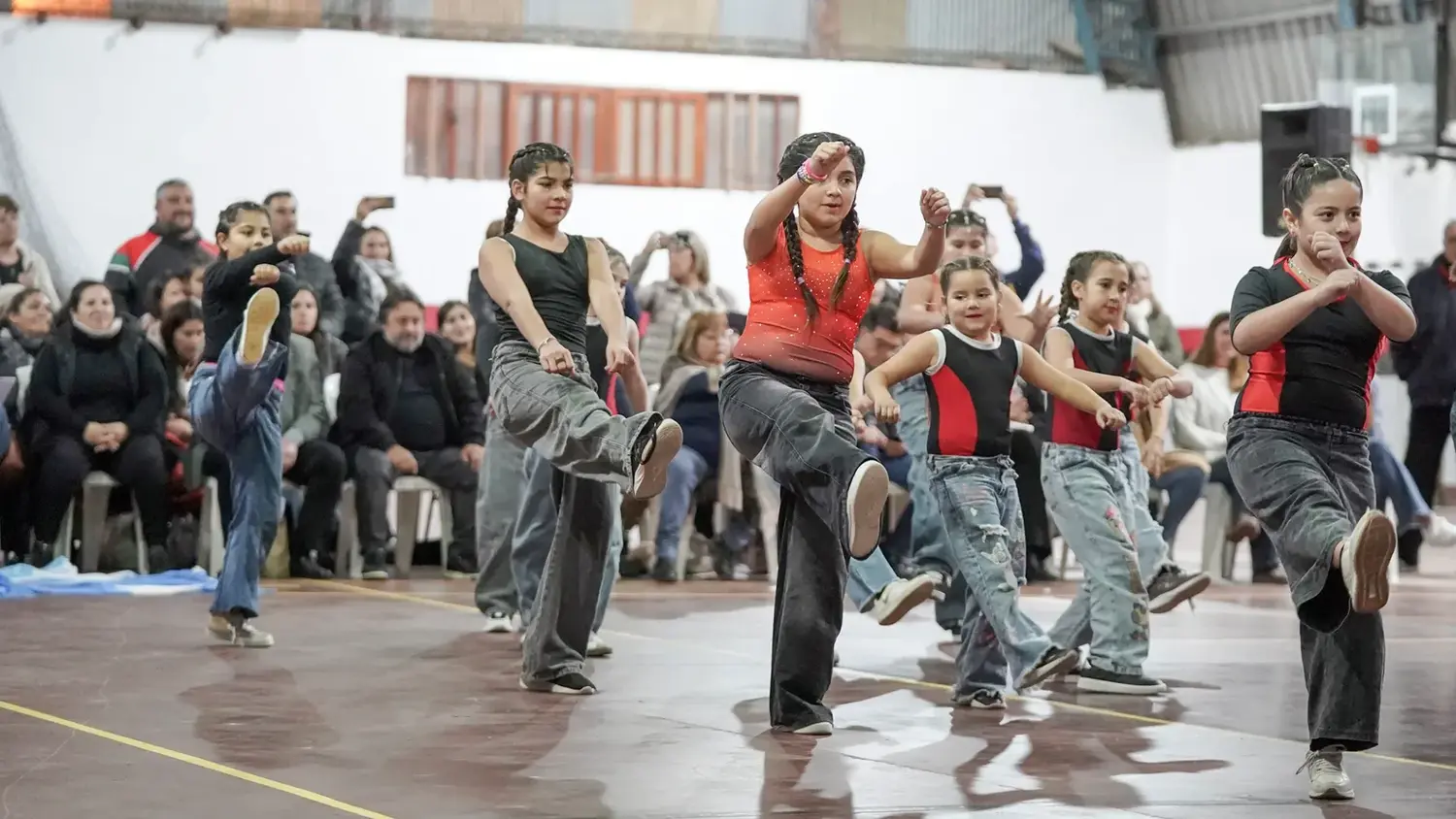 Alumnas de gimnasia rítmica realizaron destrezas para finalizar el acto