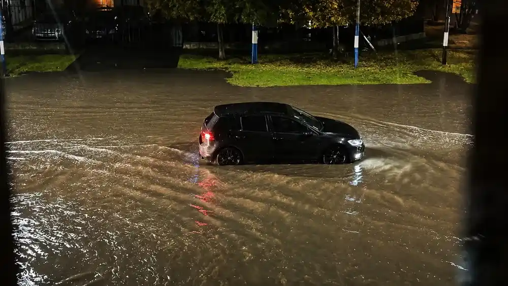 Un violento temporal azotó la provincia de Buenos Aires: calles anegadas, destrozos y hasta un tornado