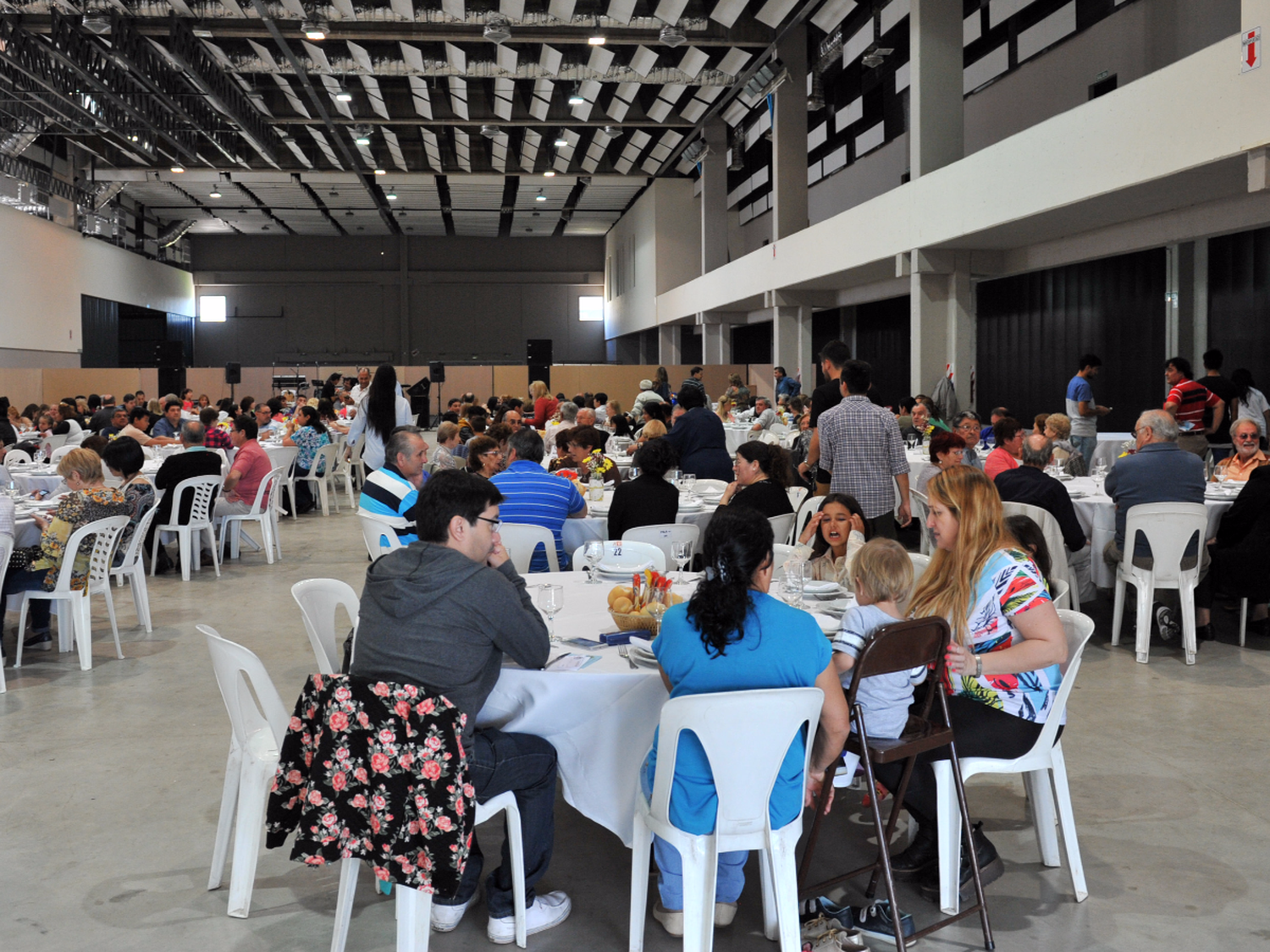 Mercantiles agasajaron a las madres con almuerzo y sorteos