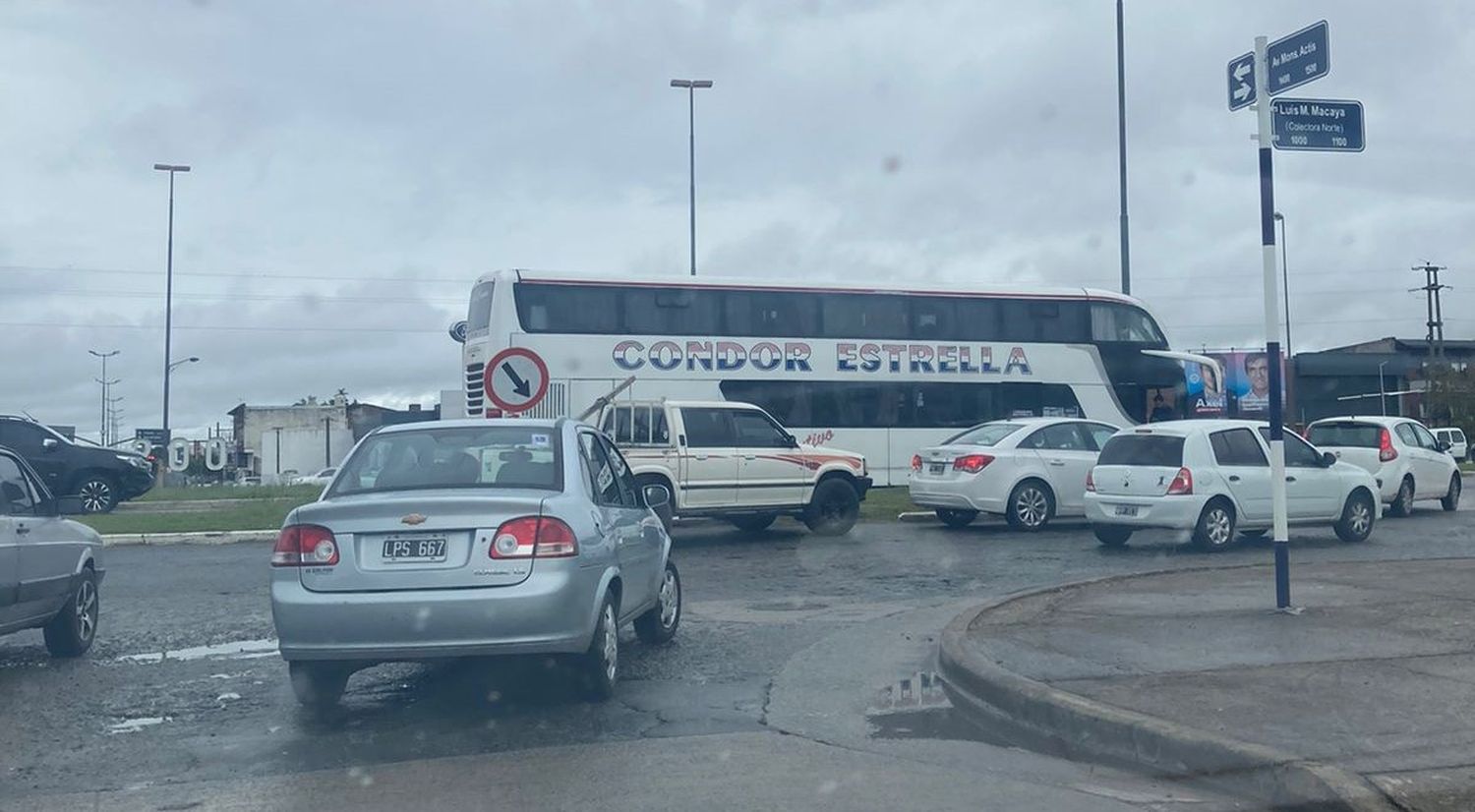 Por un accidente, el tránsito se encuentra restringido en la rotonda de Actis