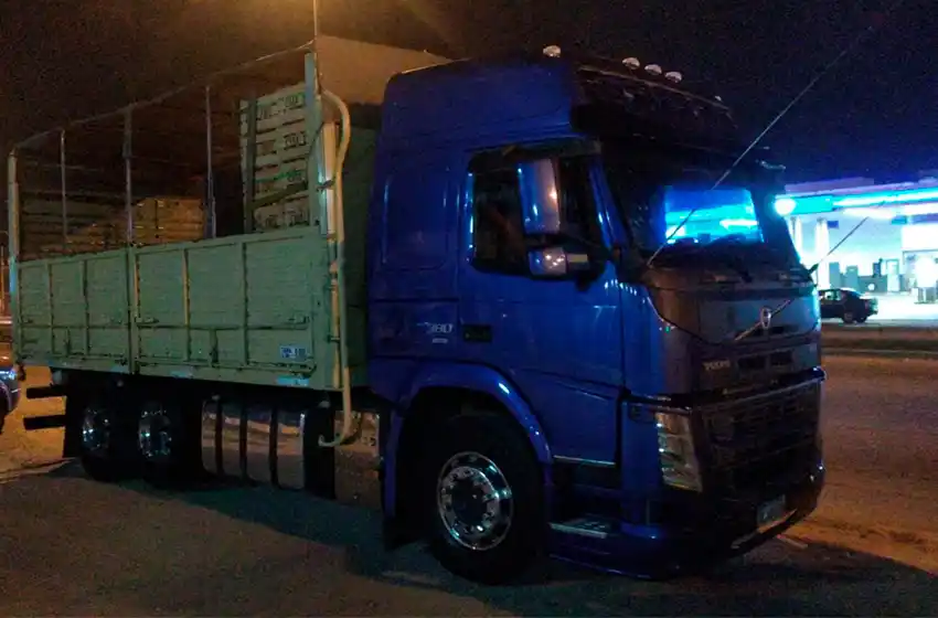 Camionero alcoholizado: quiso "coimear" con 20 mil pesos y un cajón de naranjas