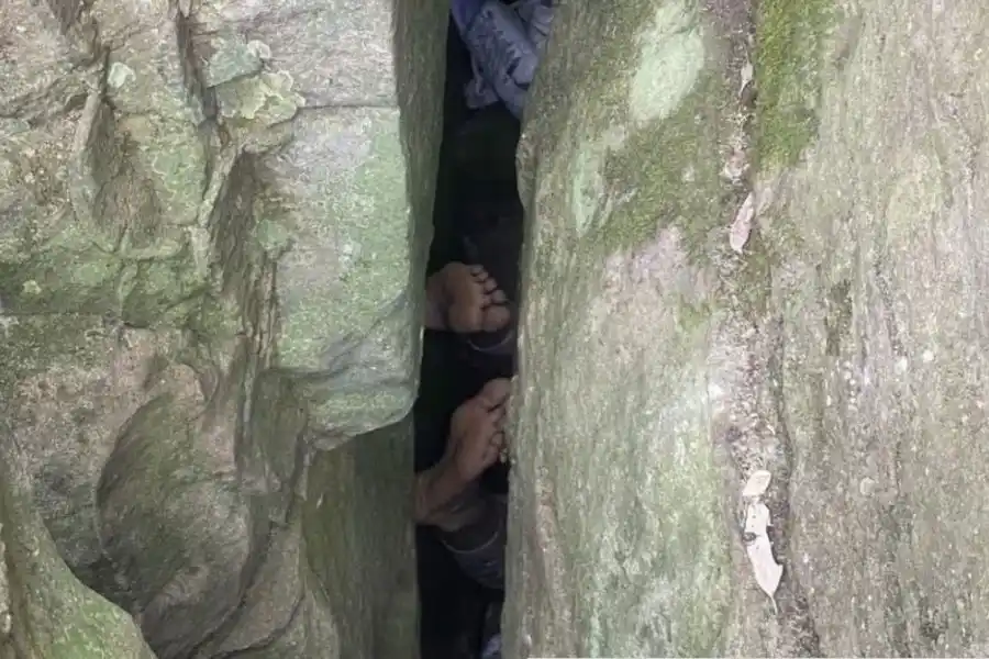 Una turista quiso recuperar el celular que había perdido y quedó atrapada entre dos rocas