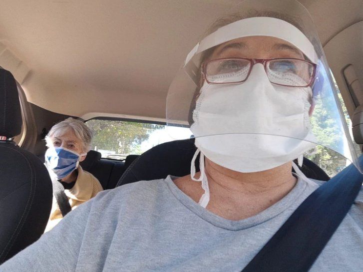 Su hija Ana la pasó a buscar por la clínica y la llevó hasta su casa. Hoy, viven juntas hasta que pueda conseguirle un nuevo geriátrico.