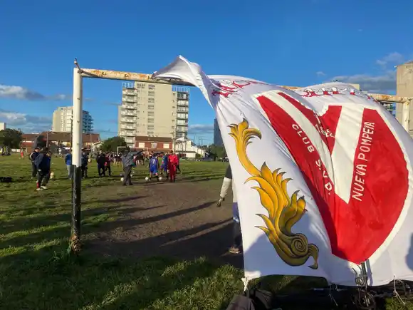 Canchita de los Bomberos: el club Nueva Pompeya homenajeó a Maradona "peleando por lo que es de los vecinos"