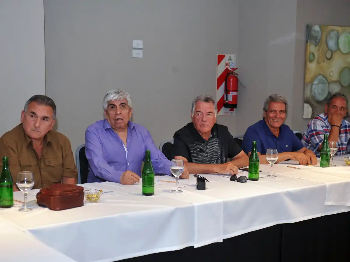 Moyano y Barrionuevo avisaron que no acompañarán la ley de reforma laboral 