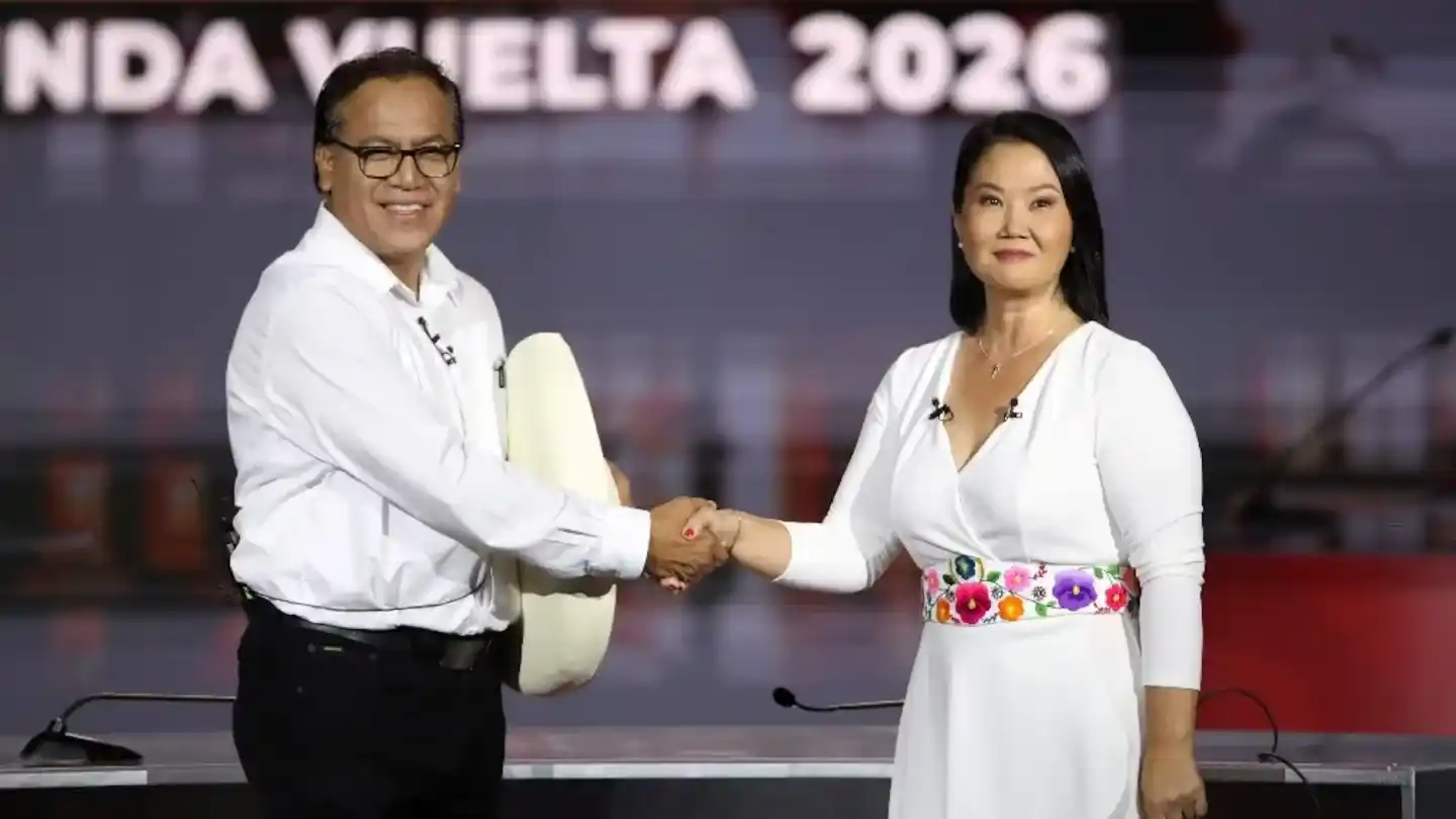 El candidato izquierdista Roberto Sánchez y la candidata derechista Keiko Fujimori posan durante el debate presidencial celebrado el 31 de mayo. (Foto: EFE)