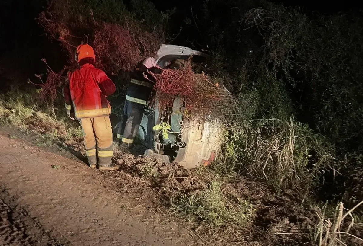 Volcó un Citroën C3 en un camino rural cercano a la Ruta 23: tuvieron que intervenir los bomberos