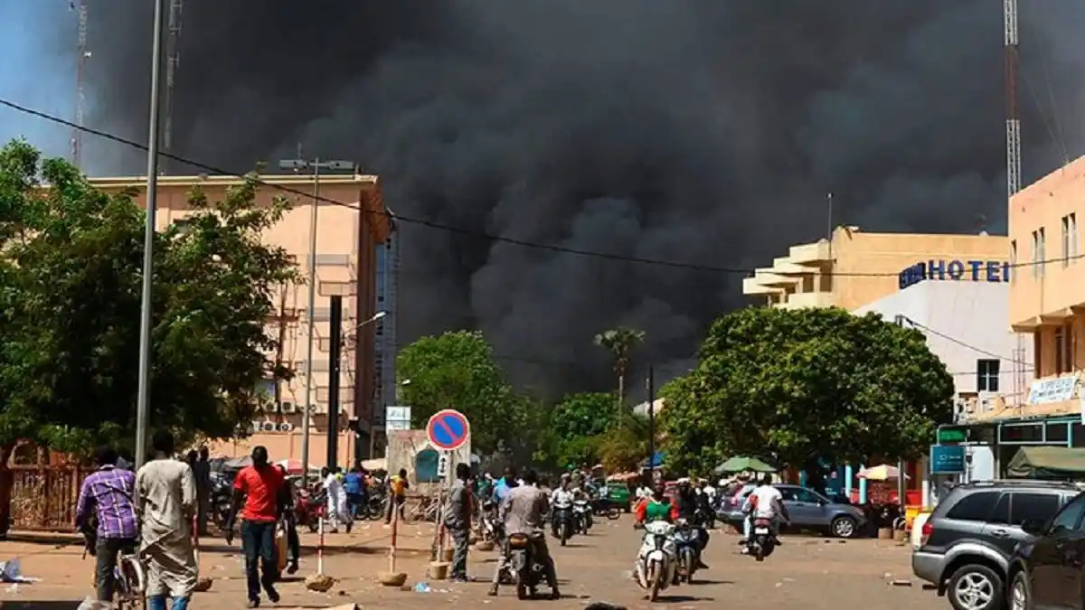 ATENTADOS dejan decenas de muertos en una mezquita y una iglesia en Burkina Faso